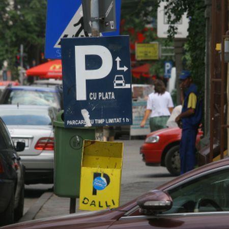 Cine se bate pe parcările Dalli