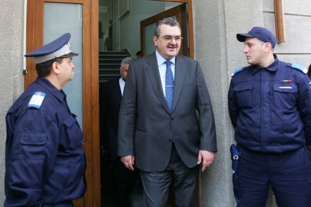 Demisia lui Mitrea, frecţie la picior de lemn