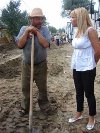 Elena Udrea, în balerini albi la inundaţii