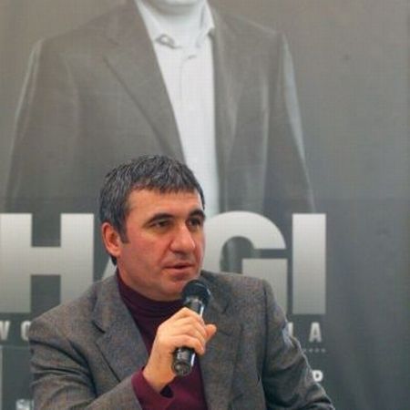 Hagi, primit ca un idol de fanii turci
