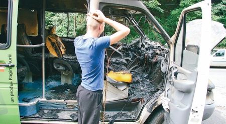Microbuz în flăcări, bombă cu ceas în faţa gării Sinaia