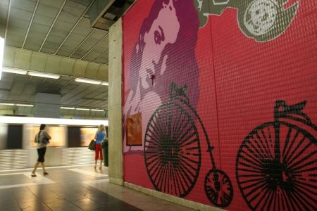 Picturile din staţia de metrou au priză la călători