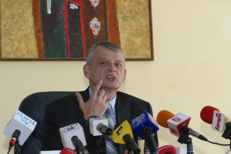 Sorin Oprescu, conferinţe de presă cu glumiţe nesărate