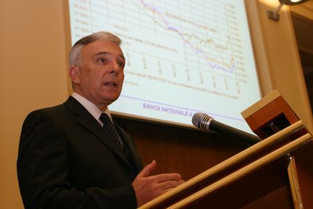 Ţigările şi benzina aruncă inflaţia în aer