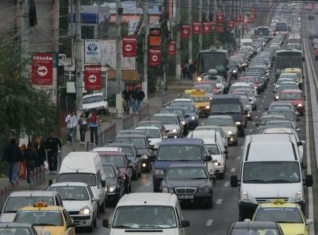 Amenzi pentru şoferii care opresc motorul în trafic