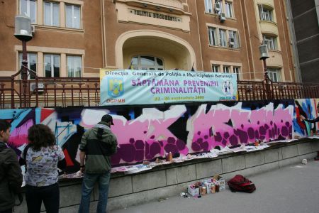 Artă pe gardul poliţiei