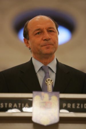 Băsescu, din nou în faţă cu cei 322