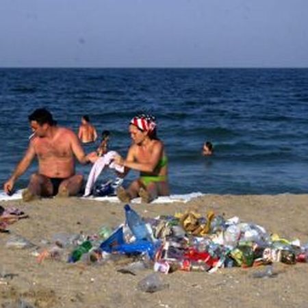 Costineştiul, invadat de gunoaie
