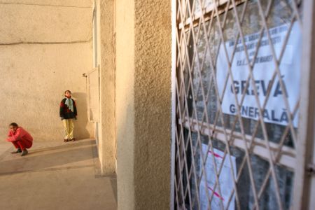 Dascălii ar putea chiuli în prima zi de şcoală