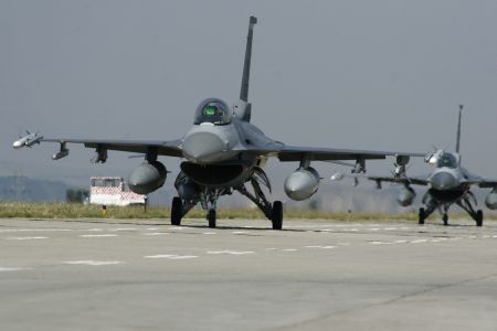 Exerciţiu de imagine cu F16