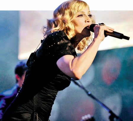 Madonna i-a dedicat Papei melodia "Like a Virgin" | VIDEO