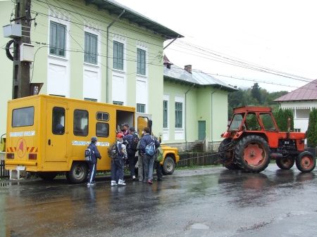 Microbuze şcolare trase de tractor