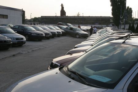 Nu ne mai săturăm de maşini second-hand