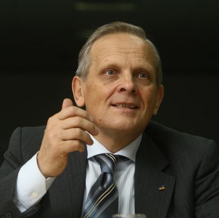 Stolojan, cel mai agreat premier-locomotivă