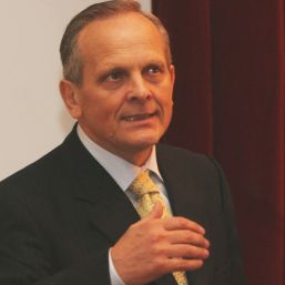 Theodor Stolojan, preferat de români