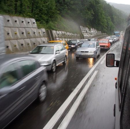 Trafic blocat pe Valea Oltului