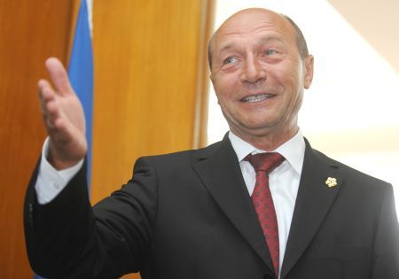 Băsescu contestă pensiile membrilor Curţii de Conturi