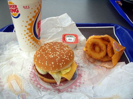 Fast-food-ul, responsabil pentru o treime dintre infarcte