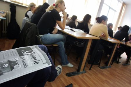 Generaţia Revoluţiei vrea să înveţe comunismul