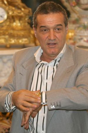 Gigi Becali şi-a făcut "glob", Elena Udrea l-a împrospătat