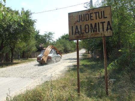 Graniţa dintre judeţele Ialomiţa şi Prahova trece prin coteţul lui nea Gică