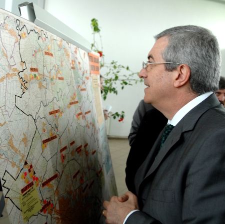 Guvernul le dă primarilor PSD şi PNL de trei ori salariile profesorilor