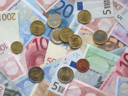 Intervenţia BNR a adus euro la 3,76 de lei