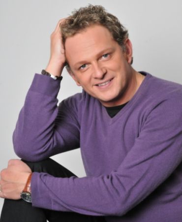 Leonard Miron, steward şi vedetă TV