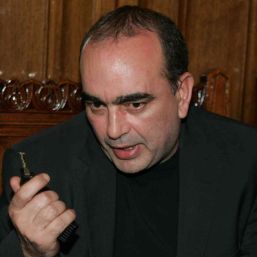 Opt oameni de fotbal, trimişi în judecată