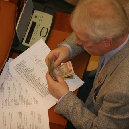 Parlamentarii nu recunosc că şi-au mărit pensiile