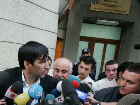 Piţurcă, "săltat" de poliţie de pe aeroport