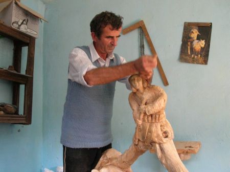 Sculptor în lemne culese din Someş