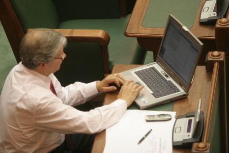 Senatorii îşi majorează bugetul pe 2009