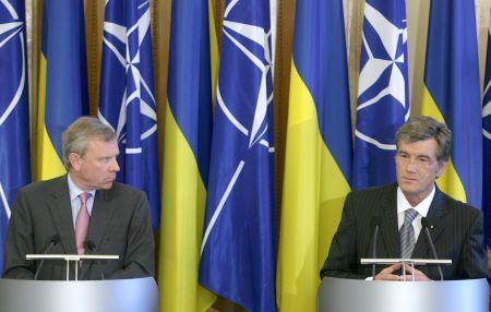 Ucraina şi Georgia îngheaţă la uşa NATO