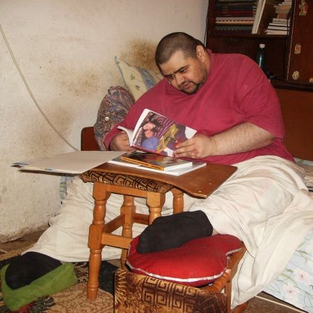 Un scriitor imobilizat la pat, înşelat de politicieni