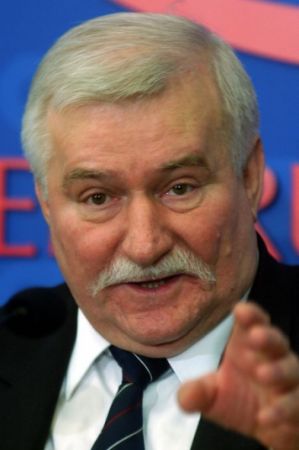Walesa zgâlţâie scaunul preşedintelui polonez