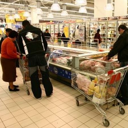 Alimente expirate şi preţ mărit la casă