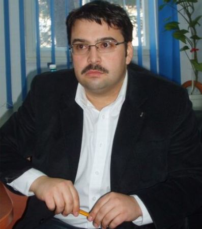 Candidat PNL, la Poliţie pentru lipire ilegală de afişe