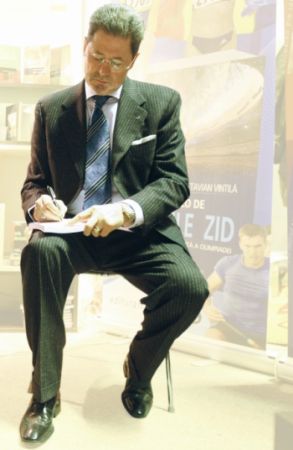 Cornel Dinu a pus punct. Şi virgulă