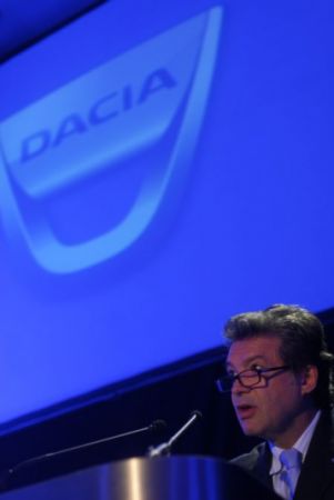 Dealerii auto, frânaţi de criză