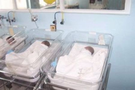 Încurcătură de bebeluşi la maternitate