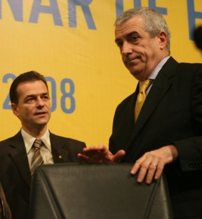 Liberalii, prinşi între PSD şi Băsescu