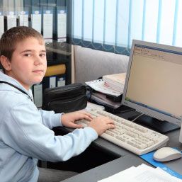Liceenii de a IX-a şi a X-a vor primi calculatoare