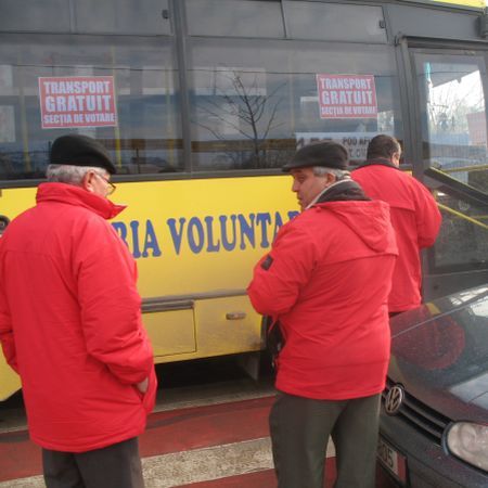 Primarul din Voluntari transportă cetăţenii la urne