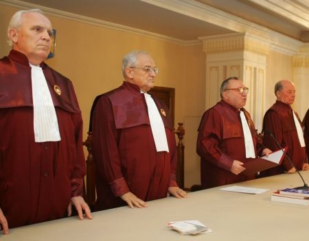 Salariile profesorilor, amânate şi la Curtea Constituţională