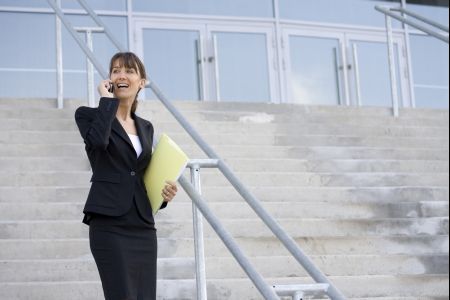 Vorbim, lunar, două ore la mobil