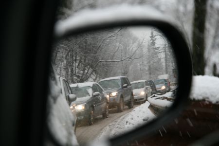 Zăpadă, vânt puternic şi distracţie la munte