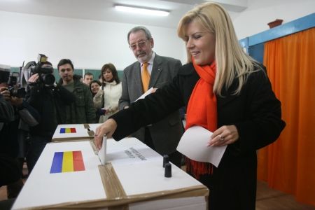 Elena, Luminiţa şi Cătălin, la plimbare prin cartier