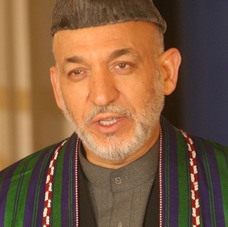 Guvernator demis de Karzai