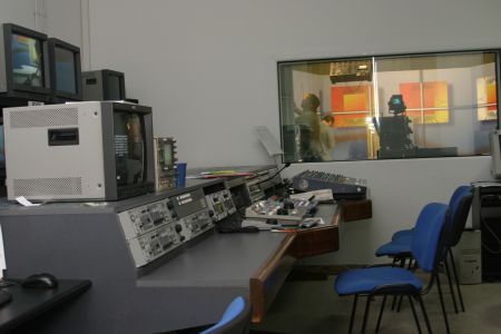 Media, lovită în plin de criză